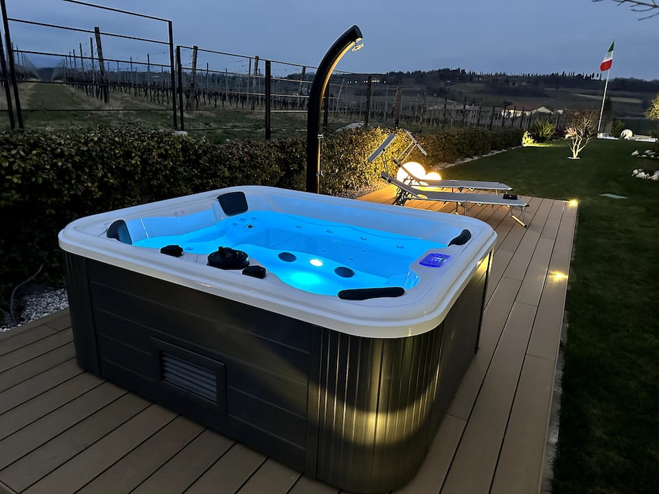 Vasca idromassaggio illuminata di blu nel giardino